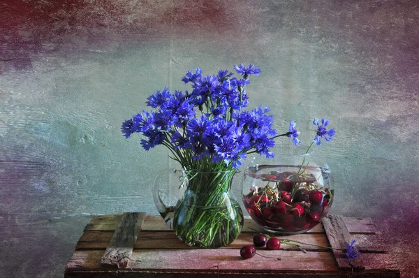 Букет Синіх Квітів Дерев Яному Фоні — стокове фото
