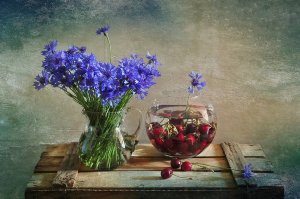Stillleben Mit Blumen Glasvase Auf Blauem Holzgrund — Stockfoto