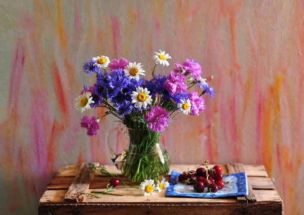 Blumenstrauß Und Gänseblümchen Auf Einem Tisch — Stockfoto