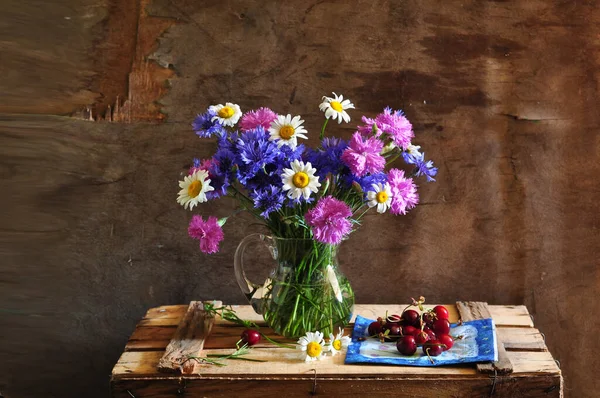 Tahta masada kırsal tarzda bahar çiçekleri. rustik biçim. 