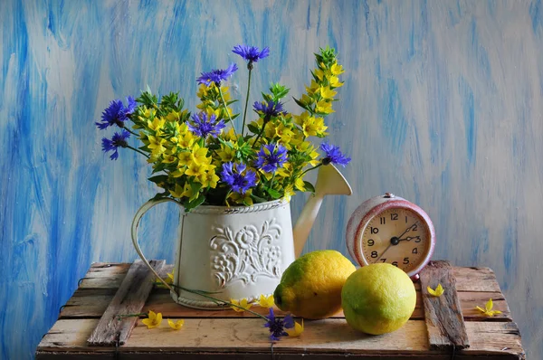 Hayat çiçeklerle ve mavi tahta tahtalarla dolu 