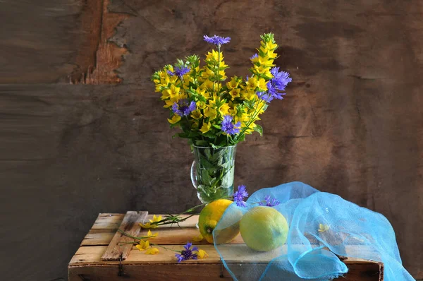 Όμορφοι Κίτρινοι Ασφόδελοι Βάζο Ξύλινο Τραπέζι — Φωτογραφία Αρχείου