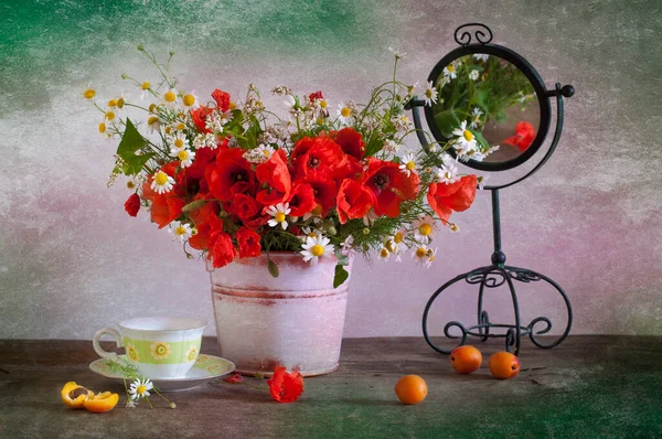Vintage Stillleben Mit Roten Blüten Einer Vase — Stockfoto