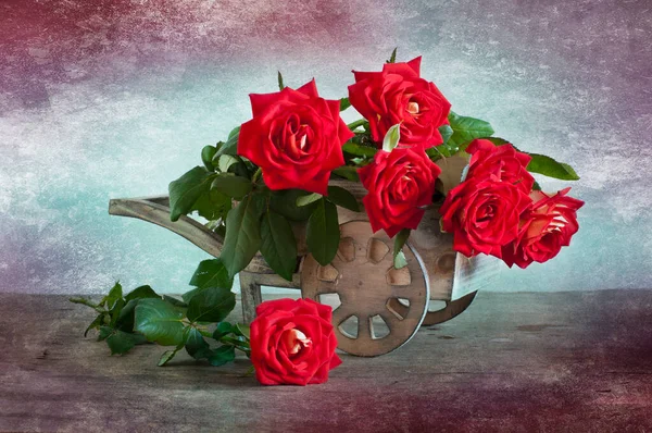 红色花瓶中的一束玫瑰 背景为褐色 — 图库照片