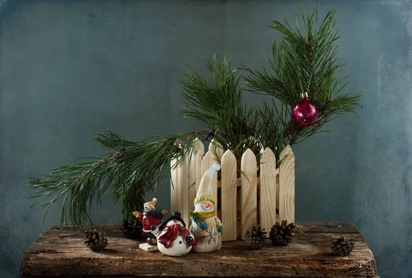 Composição Natal Com Brinquedos Natal Madeira Cones Pinho Fundo Madeira — Fotografia de Stock