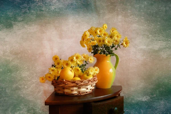 Ahşap Bir Arka Planda Vazoda Sarı Çiçekler — Stok fotoğraf