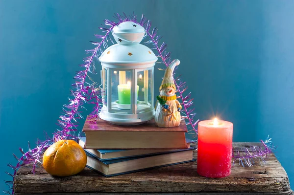Livro Uma Lanterna Natal Uma Mesa Madeira — Fotografia de Stock