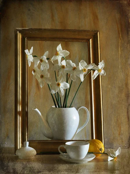 Hayat Beyaz Çiçekler Masada Bir Fincan Kahveyle Geçiyor — Stok fotoğraf
