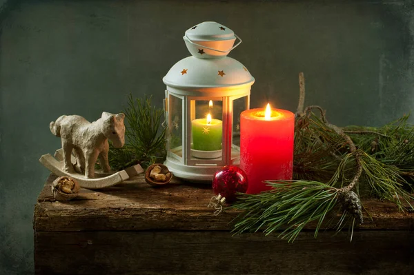 Lanterna Vintage Com Decorações Natal Velas Fundo Escuro — Fotografia de Stock