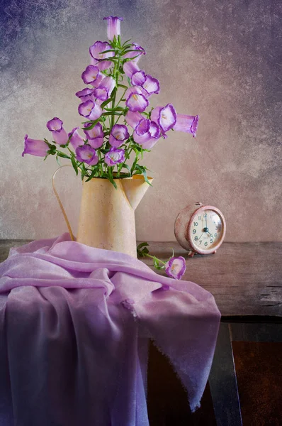 Bir Buket Beyaz Çiçek Ahşap Arka Planda Bir Vazo Lavanta — Stok fotoğraf