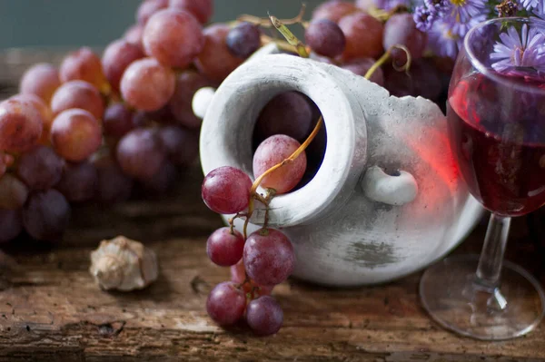 Nature Morte Bicchieri Vino Uva Rossa Sul Tavolo Legno — Foto Stock