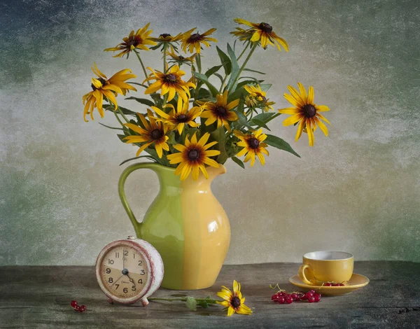 Hayat Çiçeklerle Dolu Sarı Çaydanlık Eski Bir Masada — Stok fotoğraf