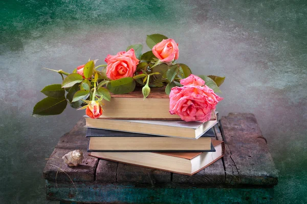 ahşap masa üzerine kitaplar 