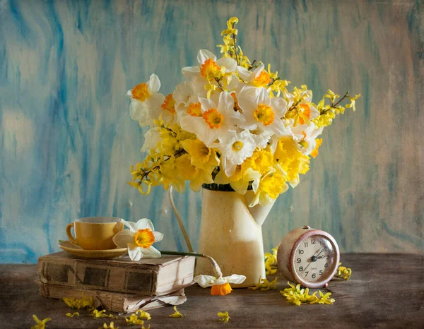 Весенние Цветы Нарциссы Старинном Деревянном Фоне — стоковое фото