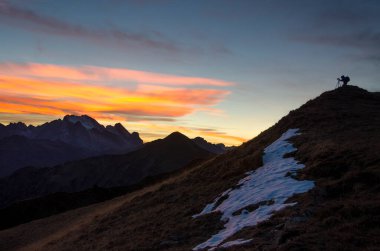 Dağlarda güzel bir gün batımı 