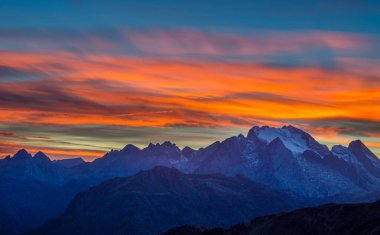 Dağlarda güzel bir gün batımı 