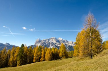 Görkemli Dolomite Dağları manzarası, İtalya 