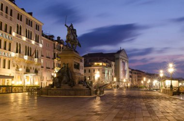 Trieste şehrinin gece manzarası 