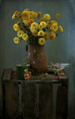 Çiçeklerle dolu sakin bir hayat ve kırsal bir arka planda bir buket yabani çiçek. 