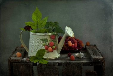 Taze böğürtlen, çilek, ahududu, ahududu ve nane. 