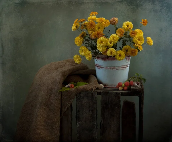 Stilleven Met Frisse Gele Oranje Bloemen Rustieke Achtergrond Vintage Foto — Stockfoto