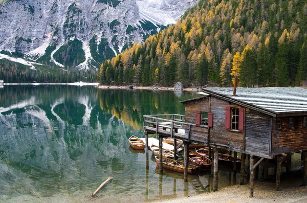 Eine Kleine Holzhütte Einem See Den Bergen — Stockfoto
