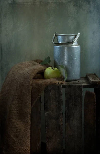 Elmalı ve yeşil yapraklı eski bir ahşap masa. seçici odak 