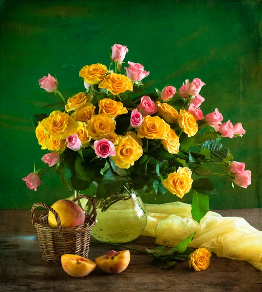 木制底座篮子里的一束黄色玫瑰和绿色花朵 — 图库照片