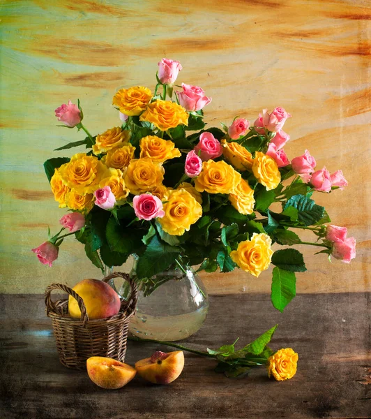 Zátiší Žlutými Růžemi Kyticí Váze Dřevěném Stole — Stock fotografie