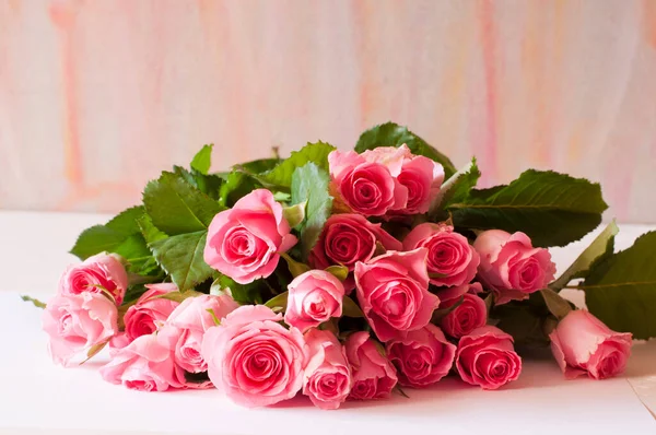 Krásné Čerstvé Růžové Růže Skleněné Váze Bílém Dřevěném Stole Pozadí — Stock fotografie