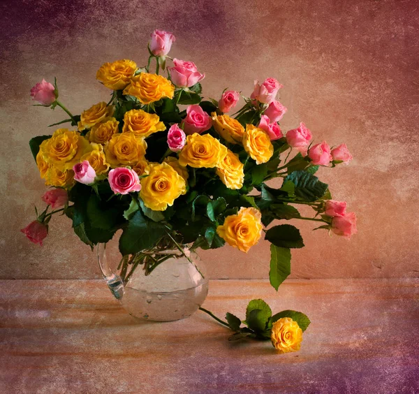 Ahşap Arka Planda Bir Buket Güzel Çiçek — Stok fotoğraf