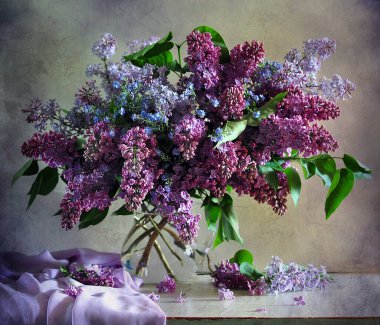 Tahta üzerinde bahar çiçekleri olan leylak buketi. 