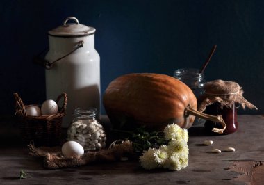 Yumurta, sarımsak, soğan ve ekmekle dolu, koyu mavi bir arka planda. Durgun hayat, durgun hayat 