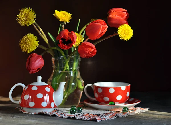 Красивые Красные Тюльпаны Весенние Цветы Чашка Чая Темном Фоне — стоковое фото