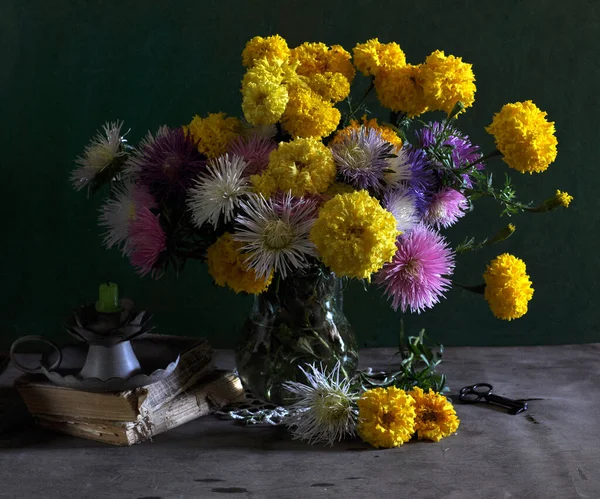 Strauß Gelber Blumen Auf Dunklem Hintergrund — Stockfoto