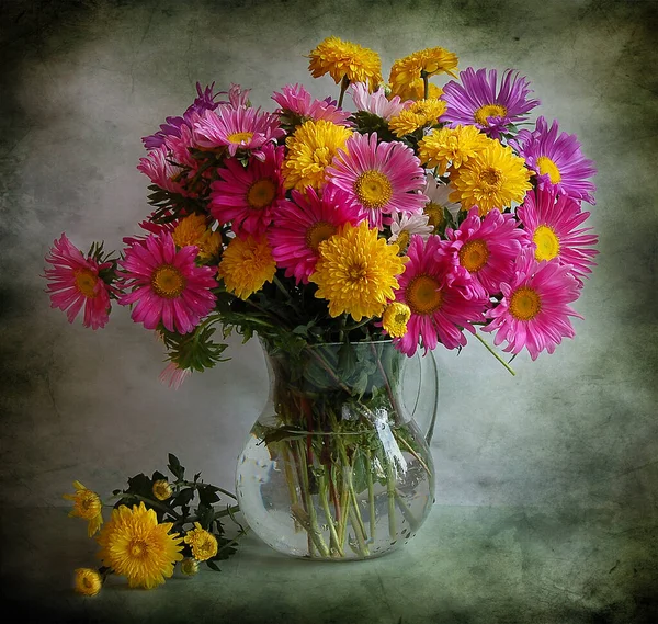 Gyönyörű Sárga Virágok Vázában — Stock Fotó
