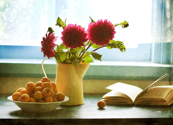Bir Buket Kasımpatı Çiçeği Vazoda Bir Kitap — Stok fotoğraf