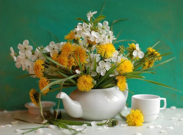 Yine Sarı Çiçekli Beyaz Sürahide Papatya Çayı Olan Bir Hayat — Stok fotoğraf