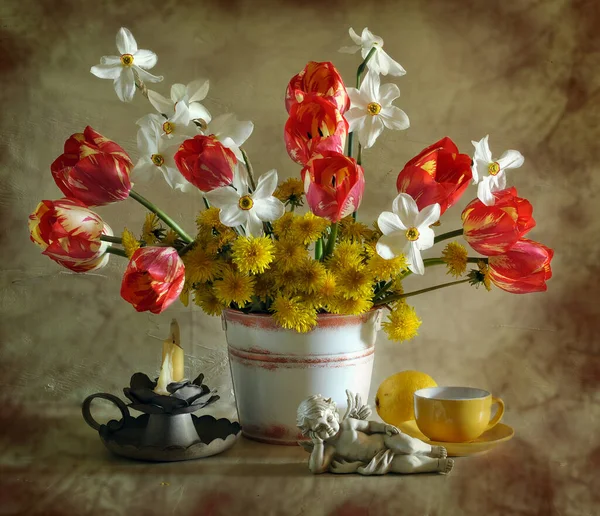Martwa Natura Wiosennymi Kwiatami Filiżanką Herbaty Starym Tle — Zdjęcie stockowe