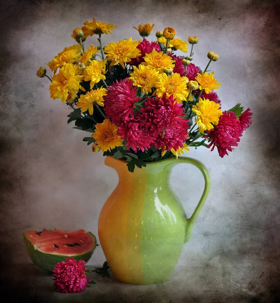 Szép Csendes Élet Sárga Piros Virágok Sötét Háttér — Stock Fotó