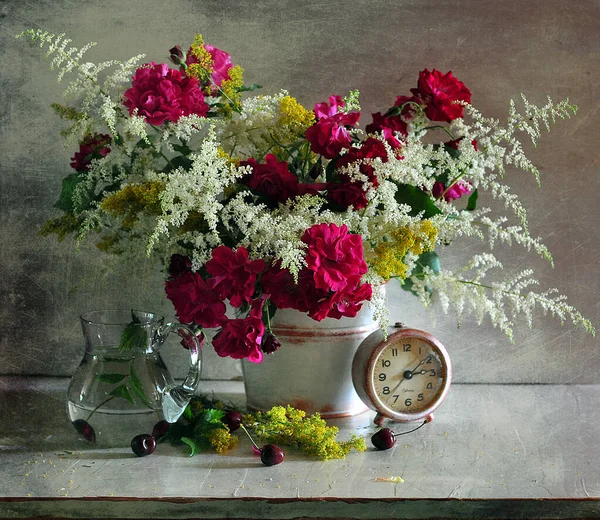 Stillleben Mit Blumen Und Blumenstrauß — Stockfoto
