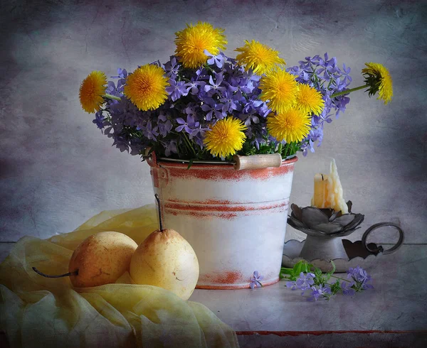 Stillleben Von Blumen Und Ein Strauß Wilder Gelber Blumen — Stockfoto