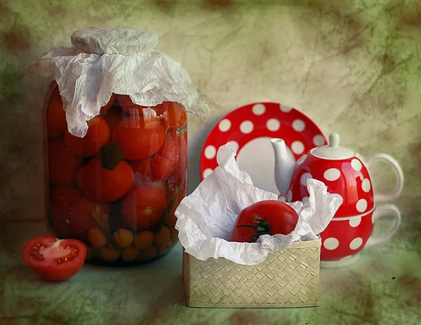 Pomidory Ogórki Szklanym Dzbanku Czerwonym Tle — Zdjęcie stockowe