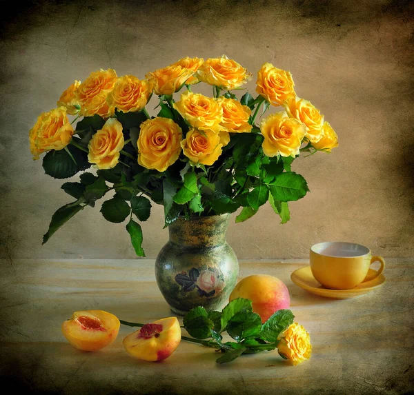 一束黄色的玫瑰和一束玫瑰 — 图库照片