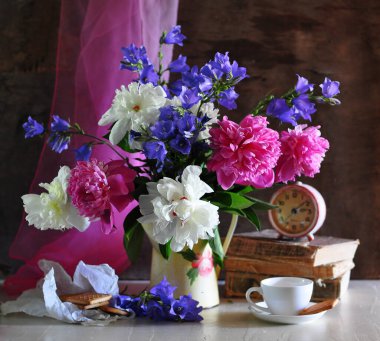 Taze bahar çiçekleri ve bir fincan kahve. 