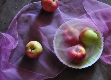 Koyu arkaplanda pembe elmalar. 