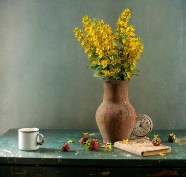 Hayat taze bahar çiçekleri ve sarı çiçeklerle dolu 