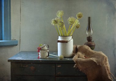 Hala bir buket kır çiçeğinin ve masanın üstünde bir vazonun hayatı 