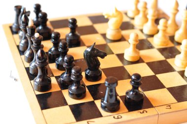 Beyaz arkaplanda satranç taşları 