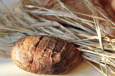 Tahtada taze çavdar ekmeği ve çavdar ekmeği. 